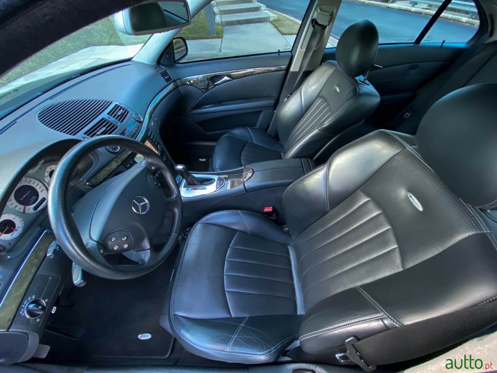 2004' Mercedes-Benz E-Class photo #2