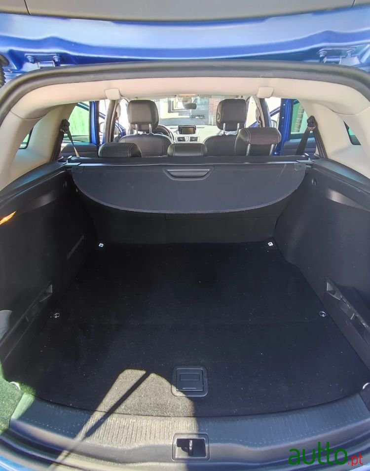 2012' Renault Megane Sport Tourer photo #3