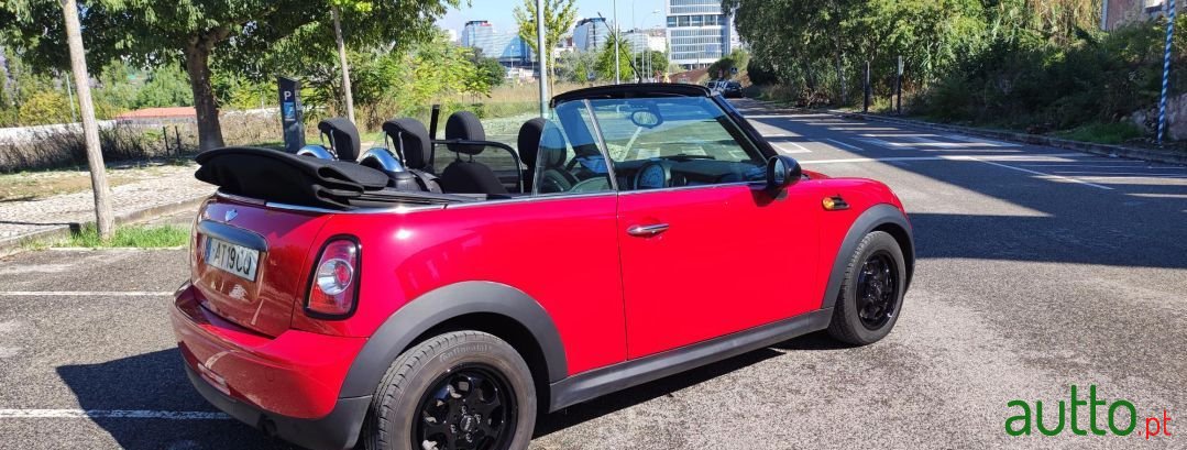 2011' MINI Cabrio photo #4