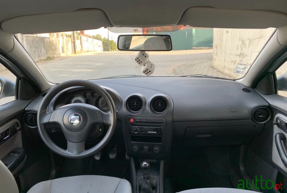 2002' SEAT Ibiza photo #2