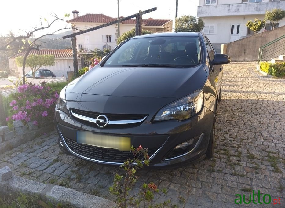 2014' Opel Astra photo #1