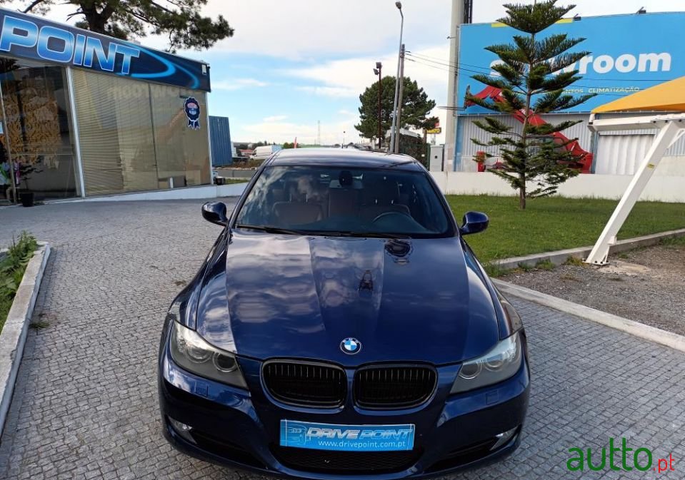 2011' BMW 320 photo #3