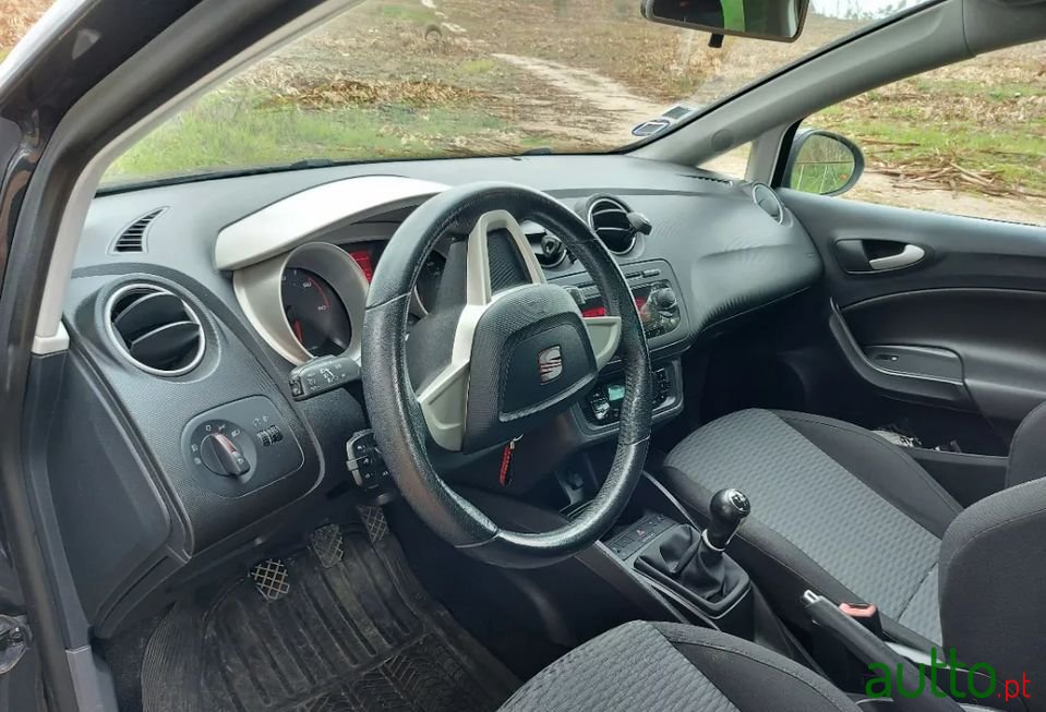 2011' SEAT Ibiza photo #4