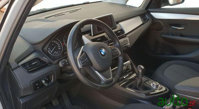 2015' BMW 216 D Avantage photo #2