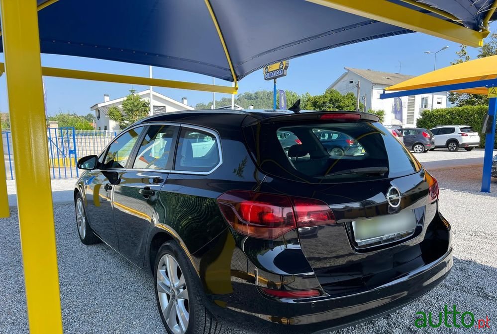 2011' Opel Astra Sports Tourer photo #3