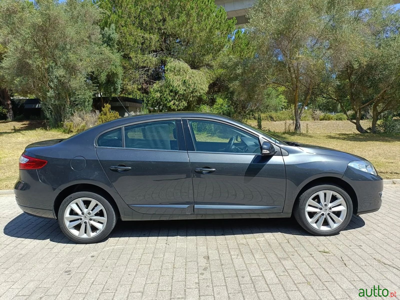 2011' Renault Fluence photo #6