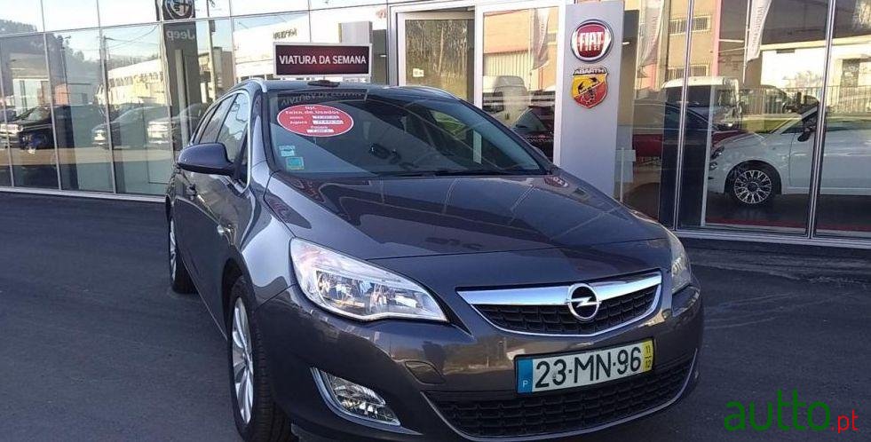 2011' Opel Astra Sports Tourer photo #2