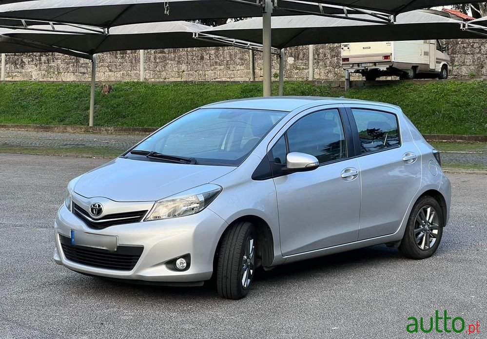 2014' Toyota Yaris photo #3