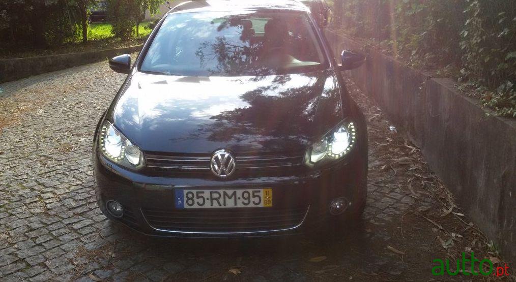 2011' Volkswagen Golf 1.6 TDi Highline photo #1