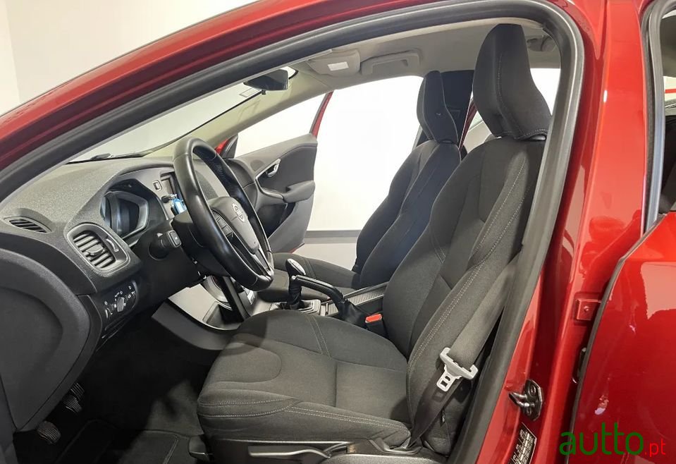 2013' Volvo V40 photo #6