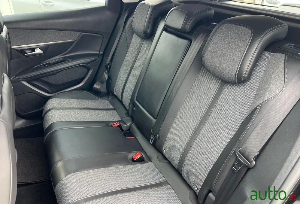 2018' Peugeot 3008 photo #6