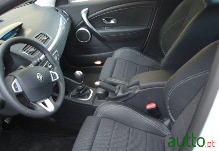 2011' Renault Megane Coupe photo #1