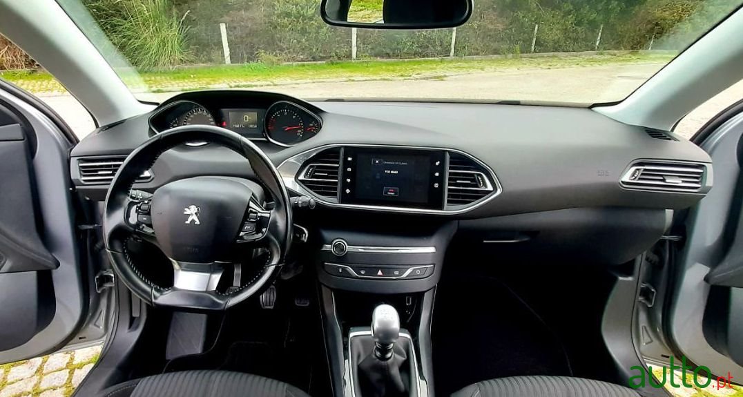 2017' Peugeot 308 Sw photo #1
