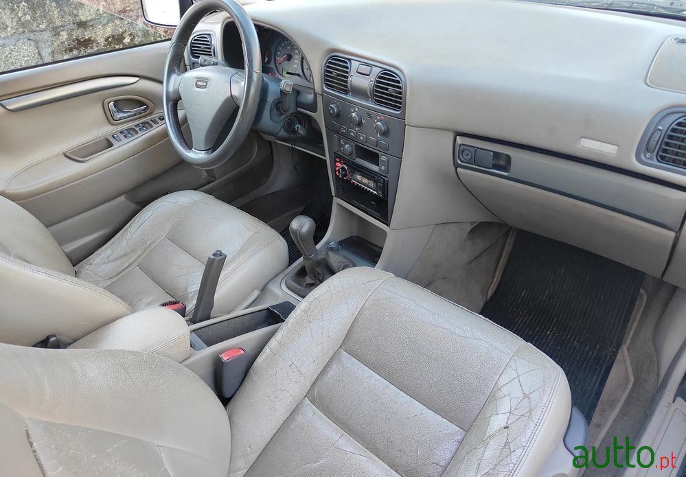 2002' Volvo V40 1.9 D Cr Sport photo #4
