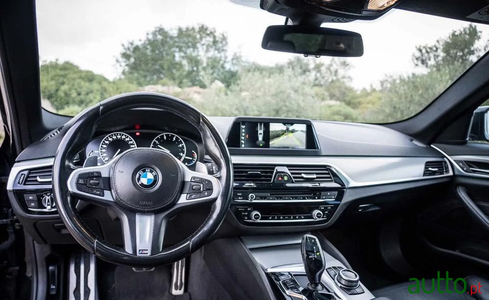 2017' BMW Série 5 D Pack M Auto photo #5