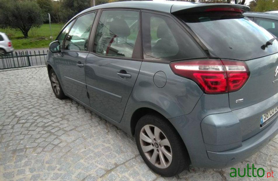 2011' Citroen C4 Picasso photo #1