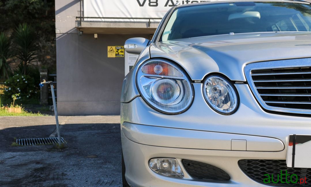 2004' Mercedes-Benz E-220 photo #3