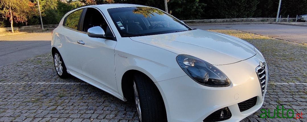 2011' Alfa Romeo Giulietta photo #2