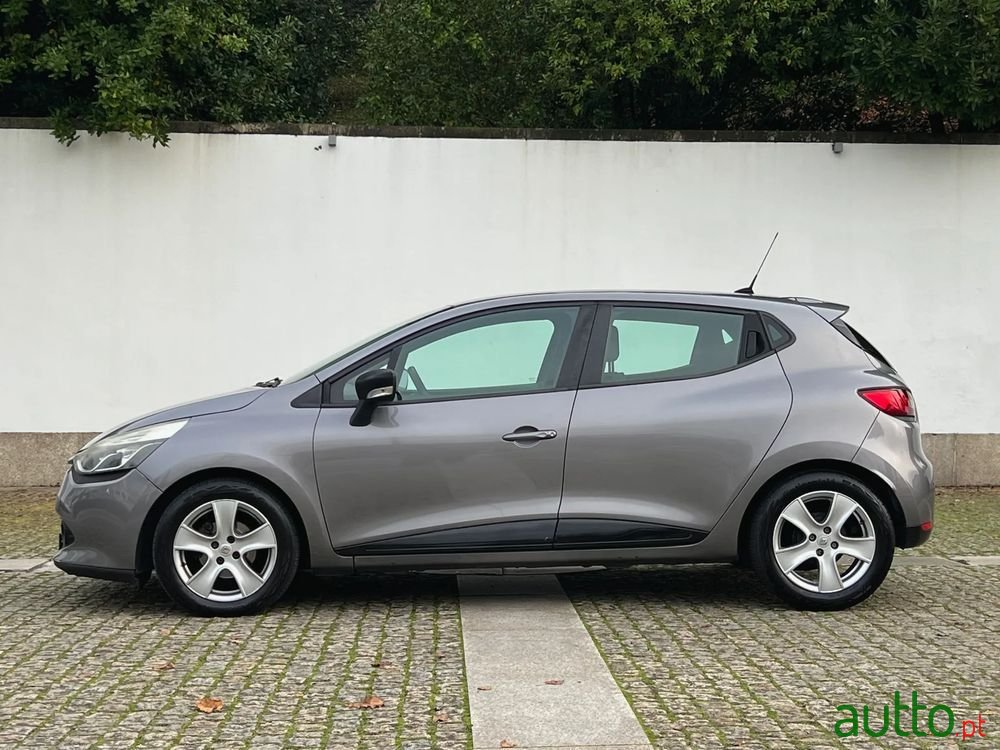 2012' Renault Clio photo #2