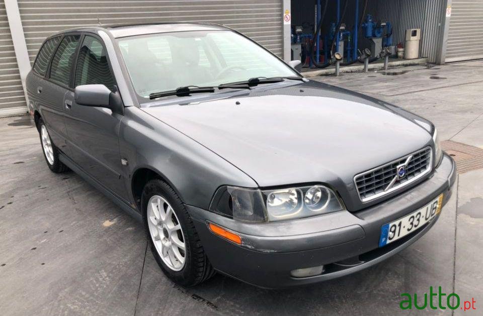 2002' Volvo V40 photo #1