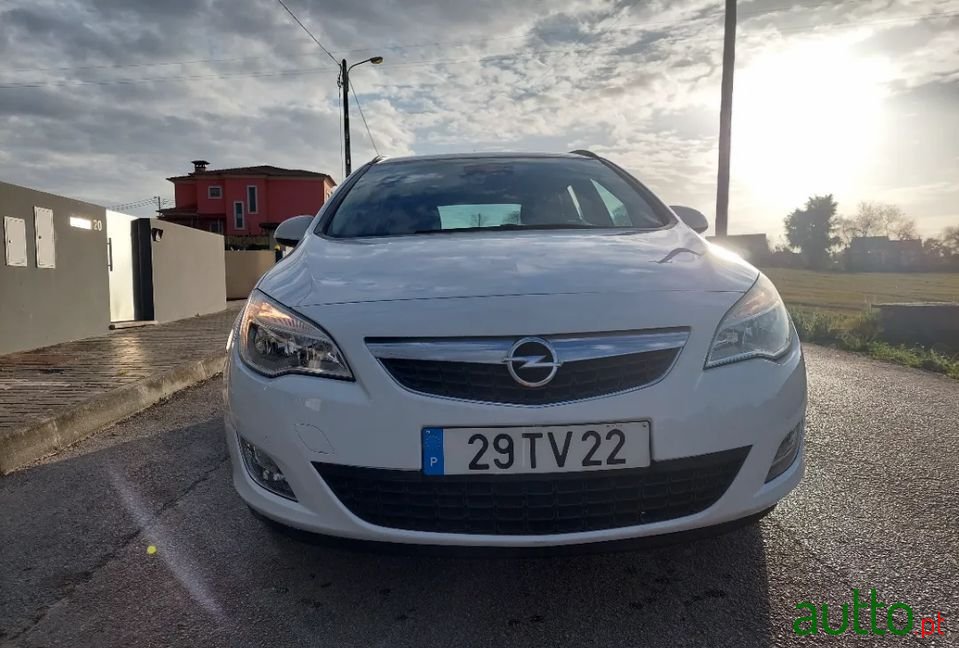 2012' Opel Astra photo #5