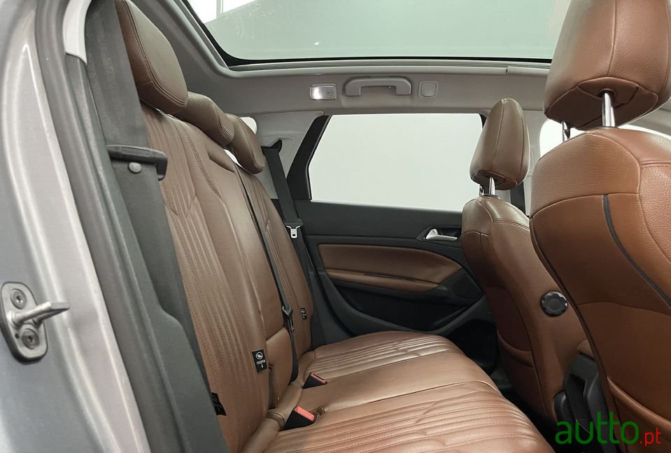 2014' Peugeot 308 photo #5