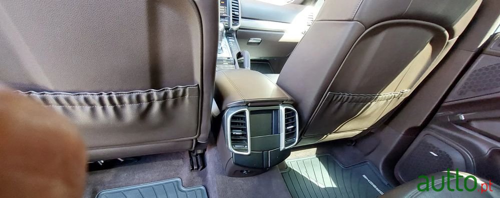 2015' Porsche Cayenne S Hybrid photo #6