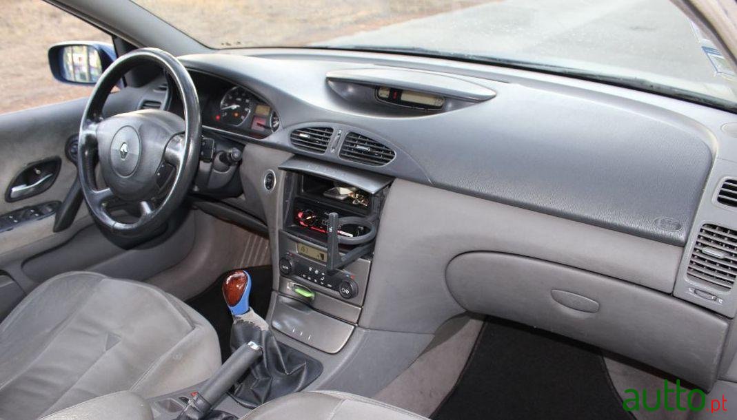 2001' Renault Laguna 1.6 Privilège photo #1