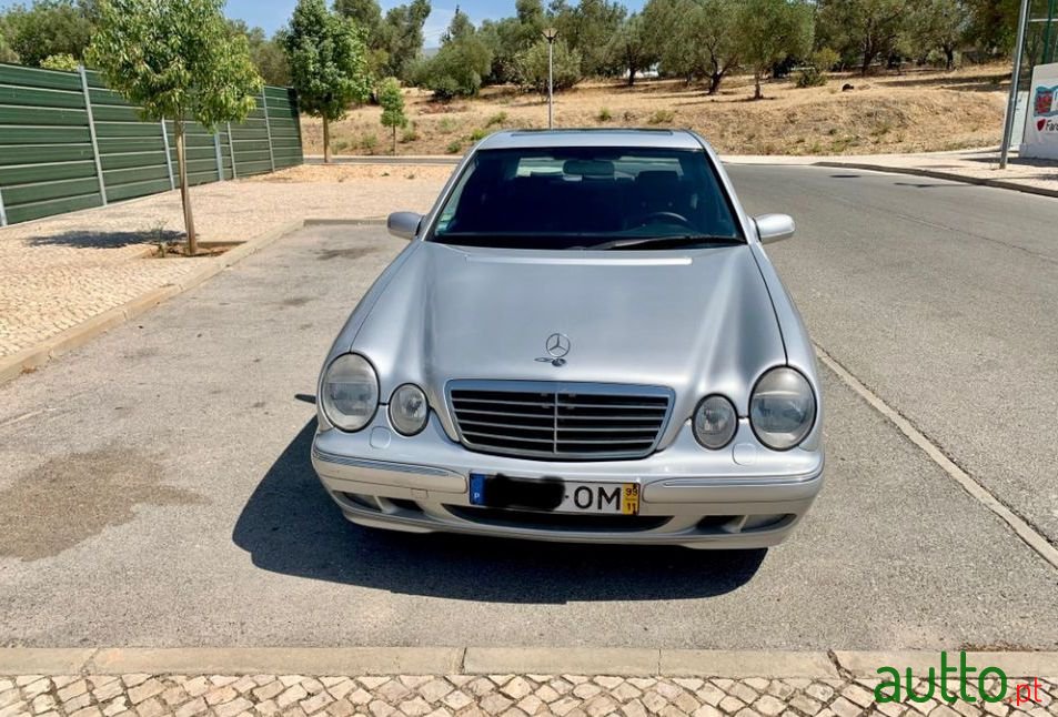 1999' Mercedes-Benz E-220 Avantgarde photo #4
