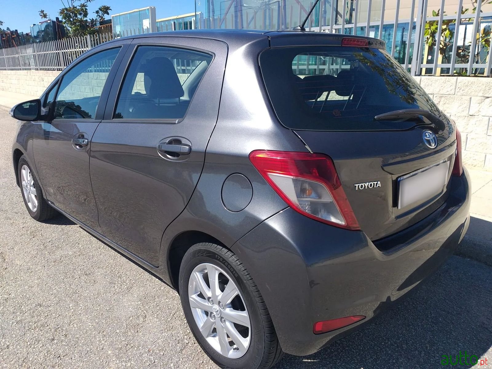 2014' Toyota Yaris photo #5