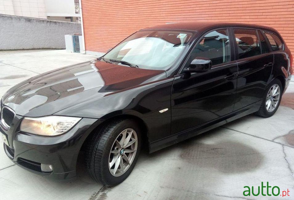 2012' BMW 318 photo #1