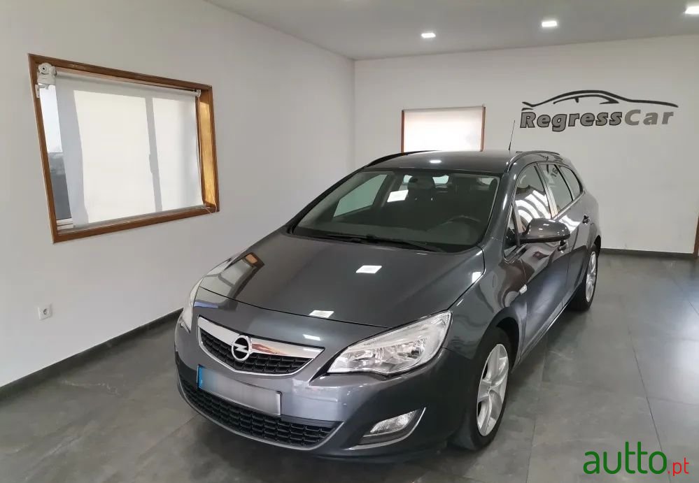 2011' Opel Astra Sports Tourer photo #1