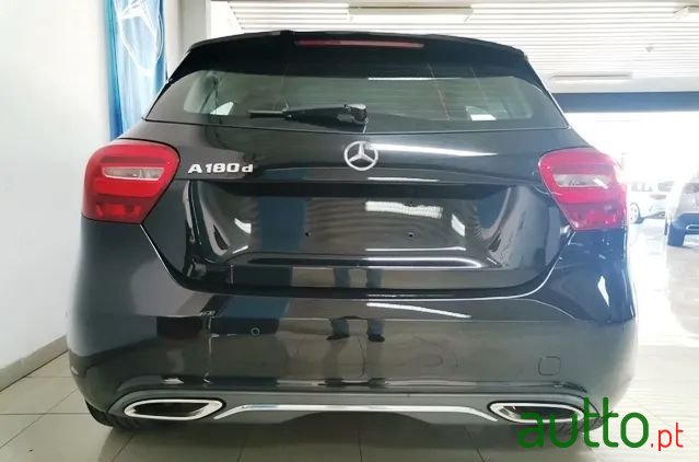 2018' Mercedes-Benz Classe A D Urban photo #5