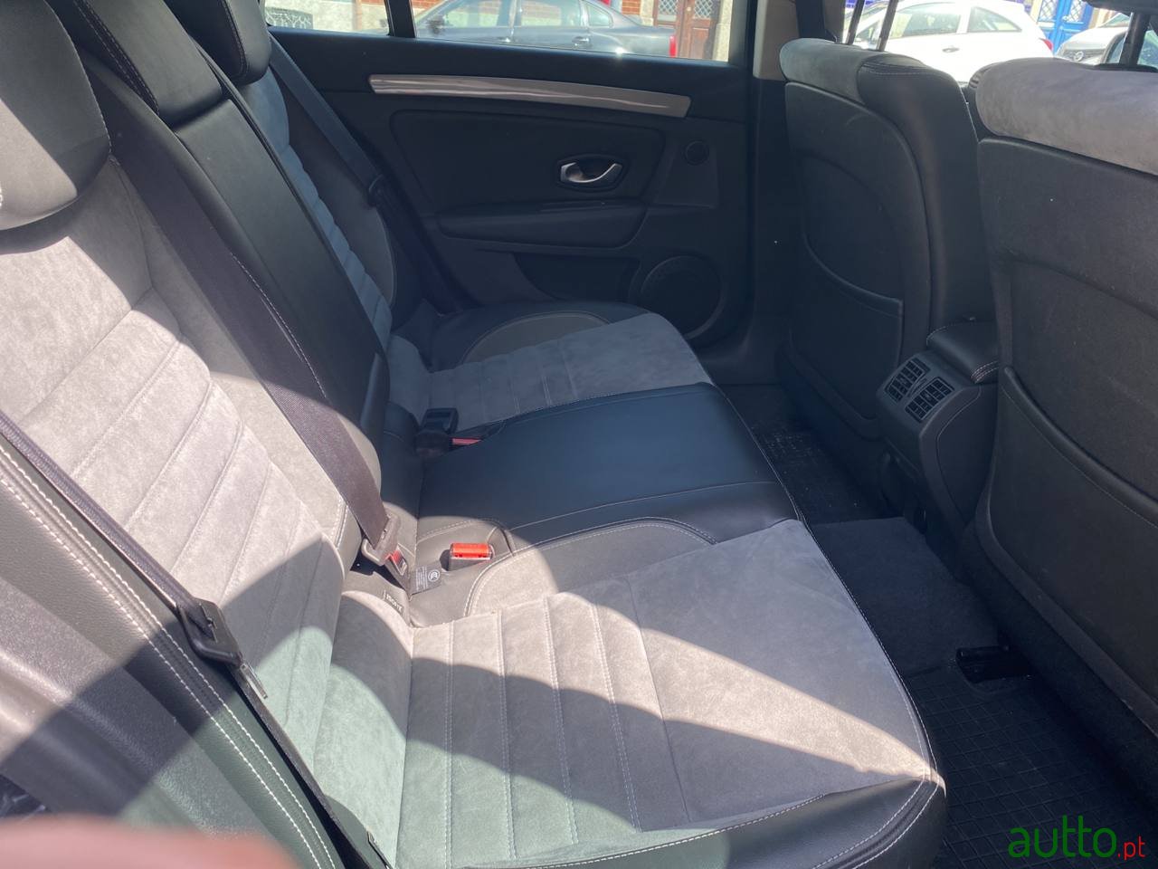 2012' Renault Laguna photo #5