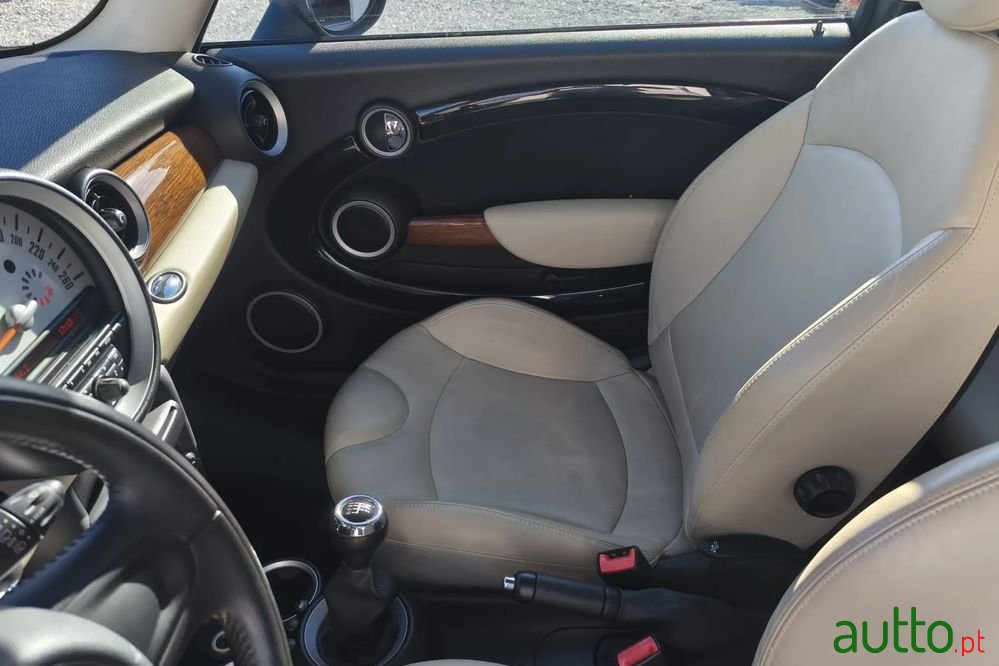 2011' MINI One 3 Portas photo #5