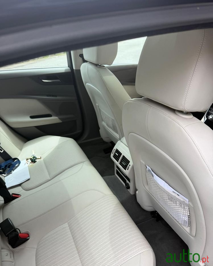 2015' Jaguar XE photo #5
