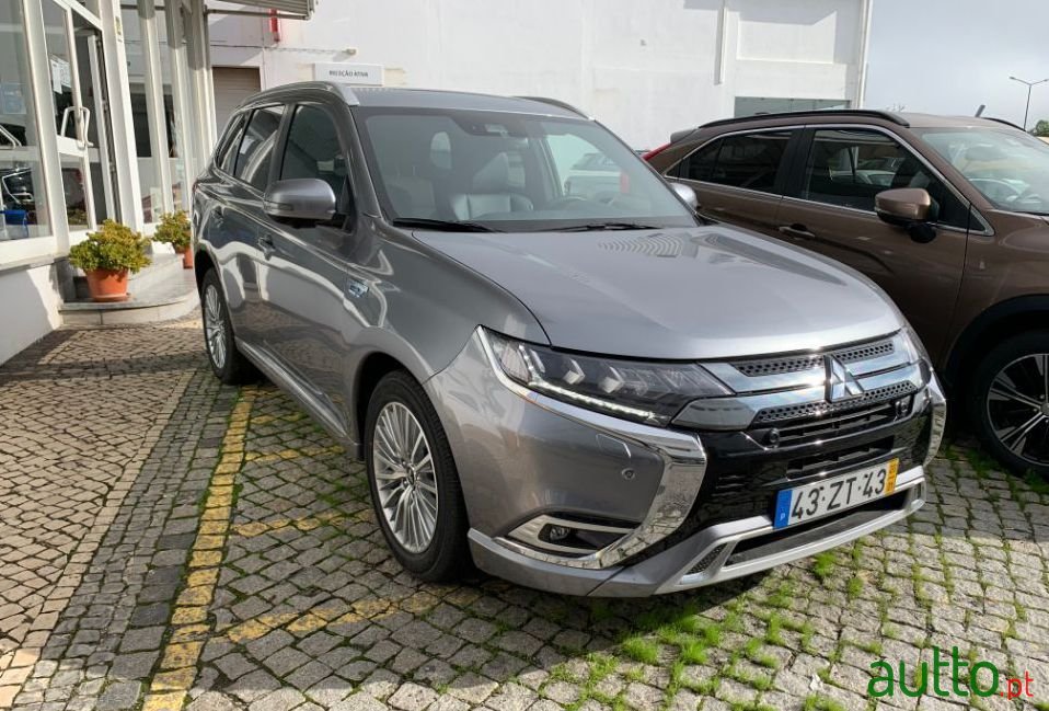 2020' Mitsubishi Outlander photo #2