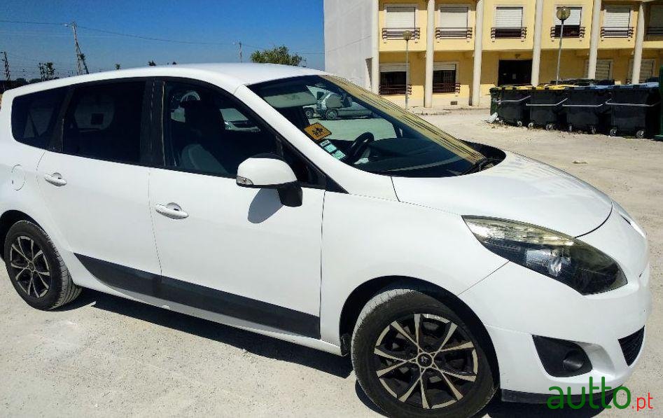 2011' Renault Grand Scenic photo #2
