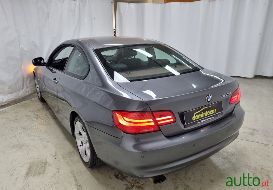 2011' BMW 320 photo #6