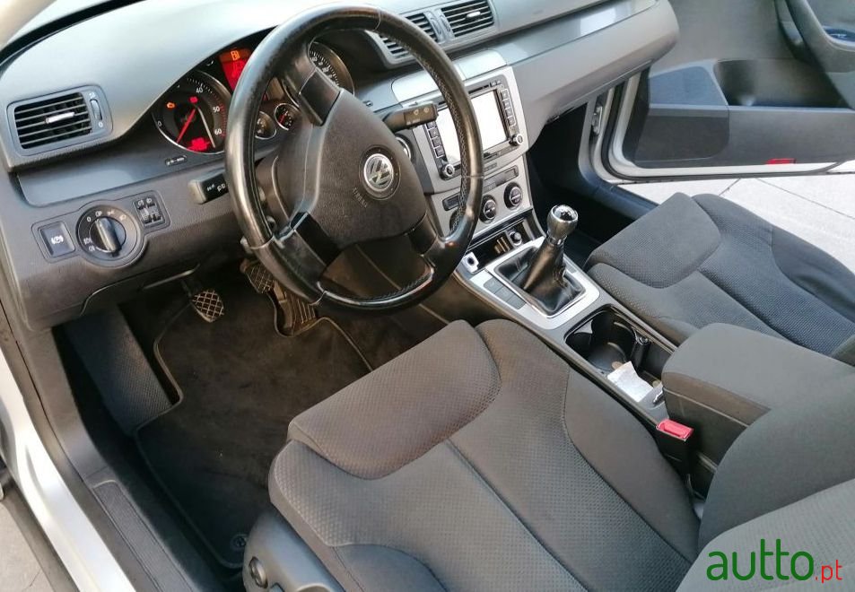 2005' Volkswagen Passat photo #6