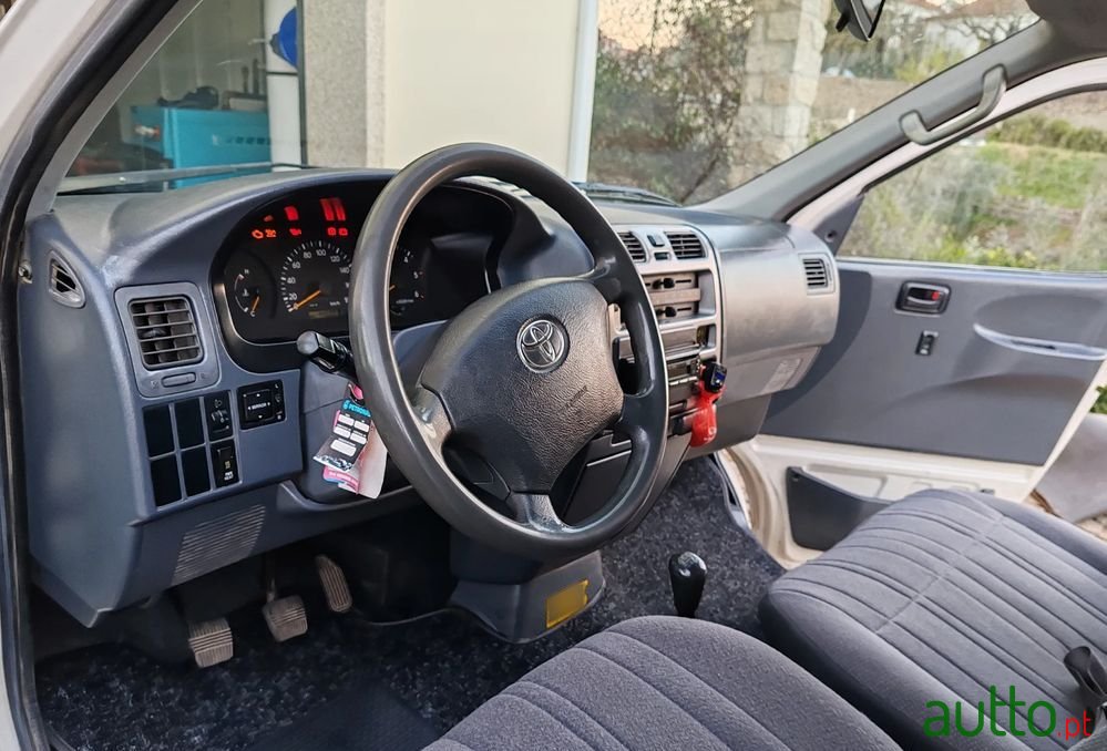 2008' Toyota HiAce photo #4