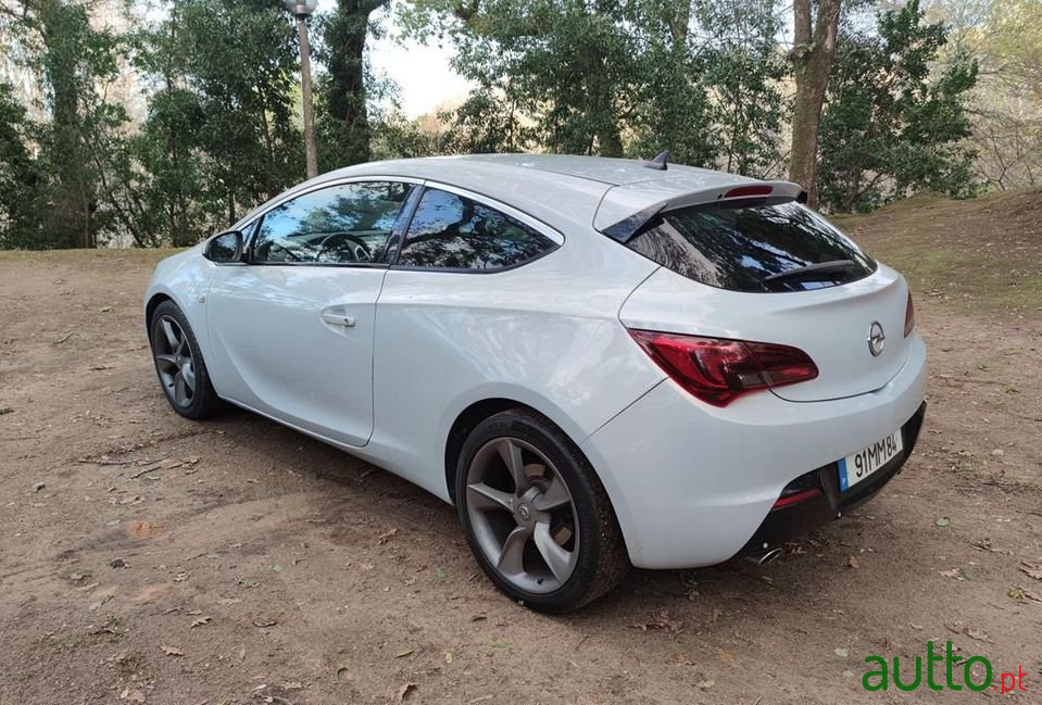 2011' Opel Astra Gtc photo #5