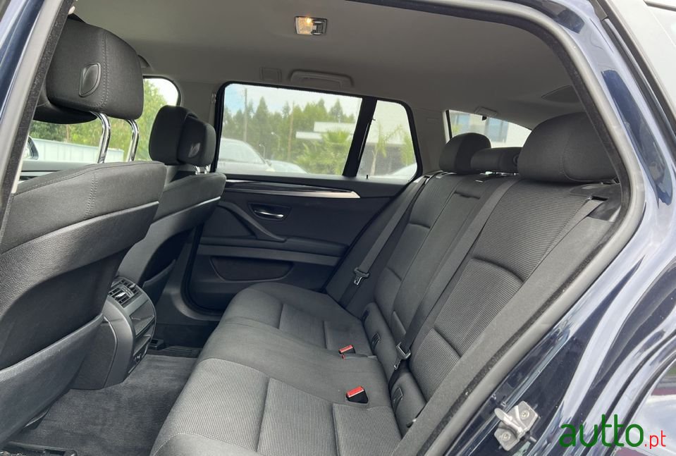 2011' BMW 520 photo #6