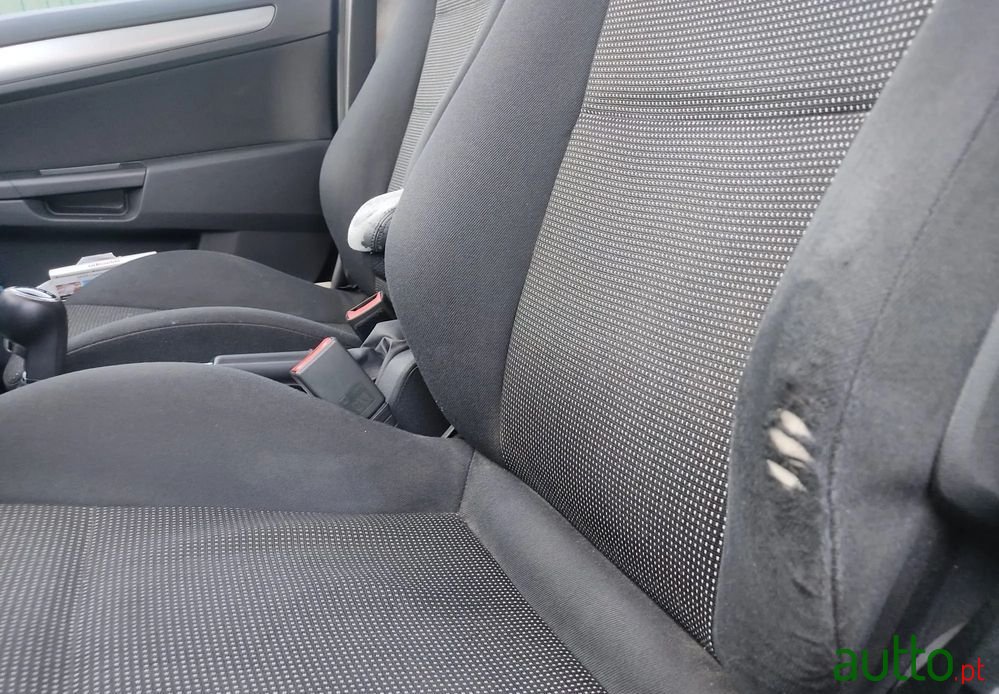 2008' Opel Astra Caravan photo #4