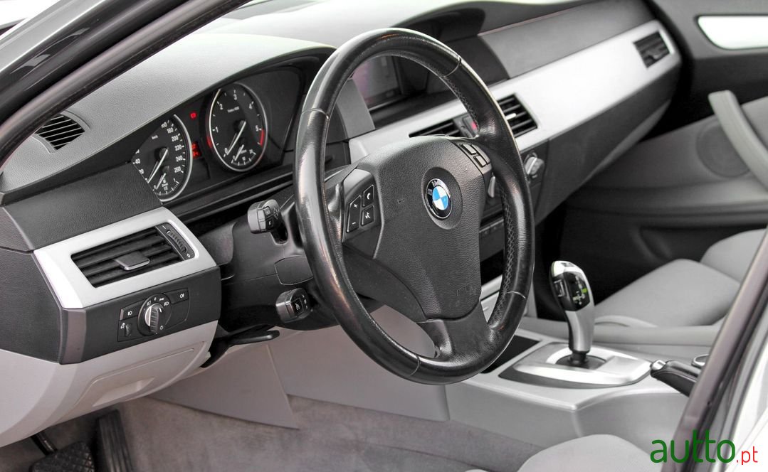 2008' BMW 520 Touring photo #5