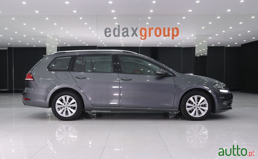 2018' Volkswagen Golf photo #2