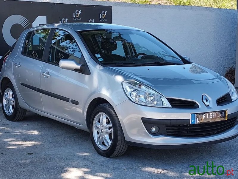 2008' Renault Clio photo #2