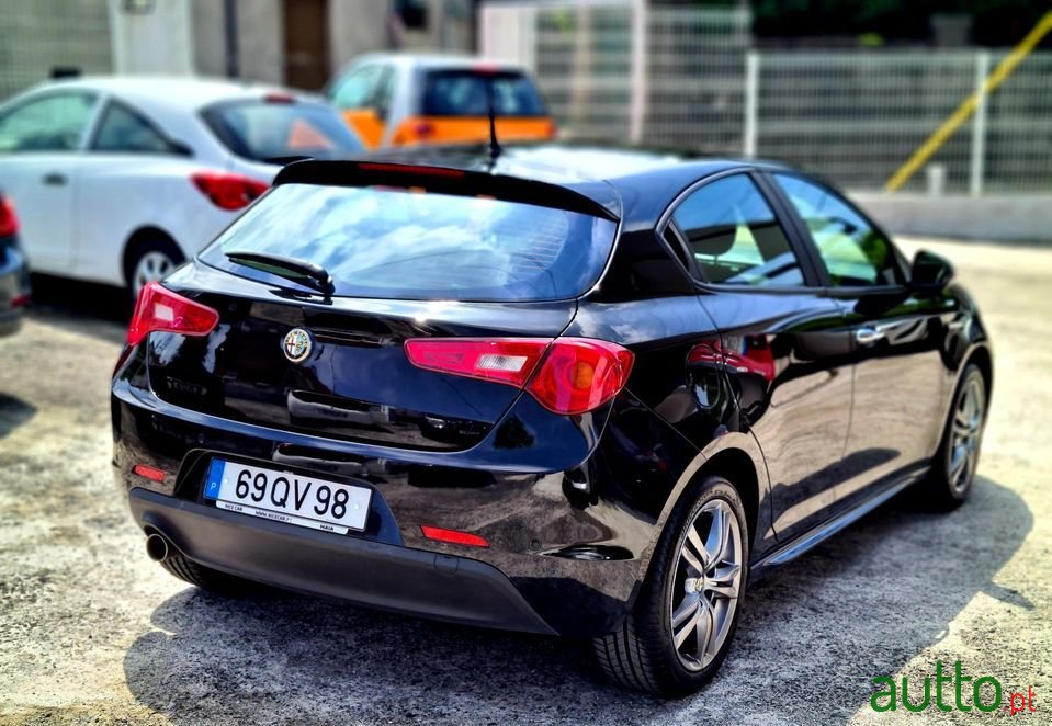 2016' Alfa Romeo Giulietta Nacional photo #3
