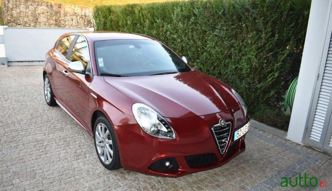 2011' Alfa Romeo Giulietta Distintive photo #1
