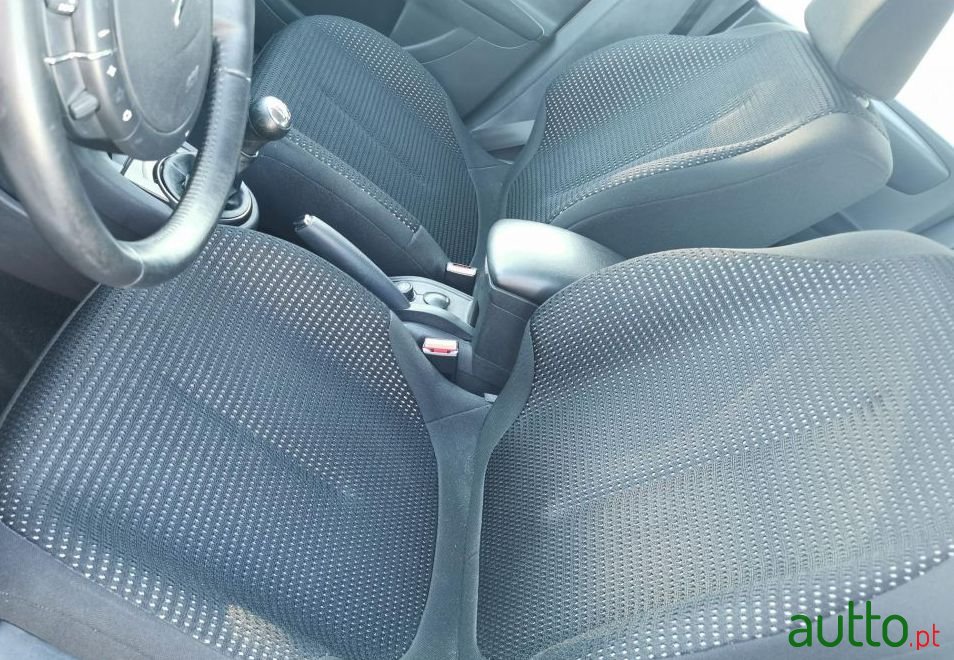 2010' Citroen C4 photo #2